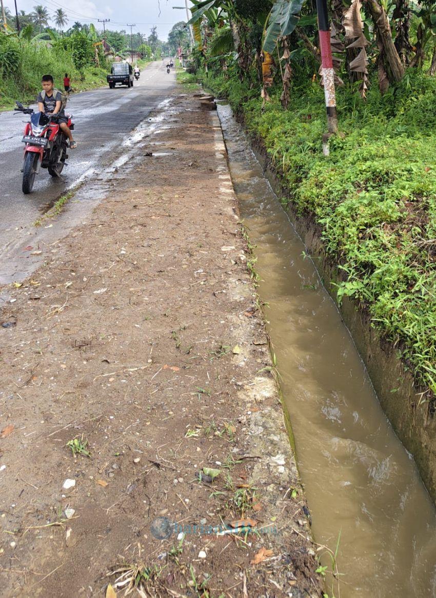 Parit Tersumbat Penyebab Banjir di Jalan Nasional We&rsquo;a Wea&ndash;Baruzo Nias Diperbaiki PPK 3.5