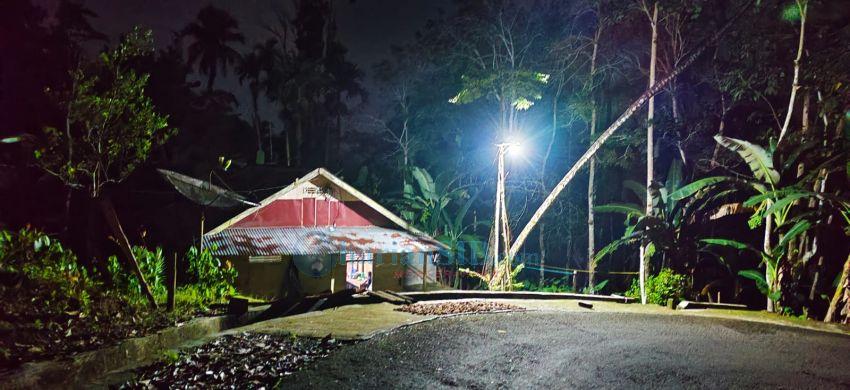 Prihatin Jalan Gelap, Warga Nias Pasang Lampu Penerangan Secara Mandiri