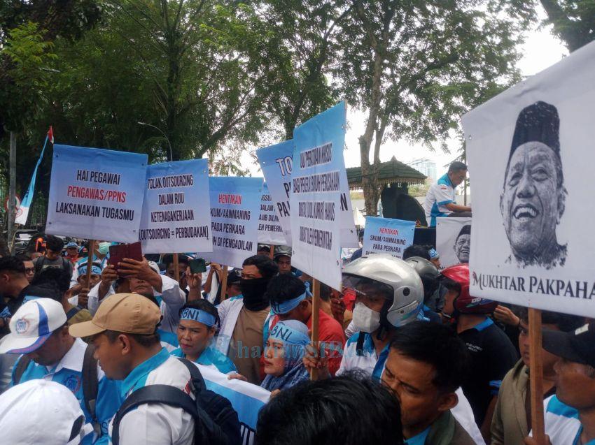 Buruh SBNI 'Guncang'  Gedung DPRD Sumut, Tuntut RUU Berpihak pada Buruh