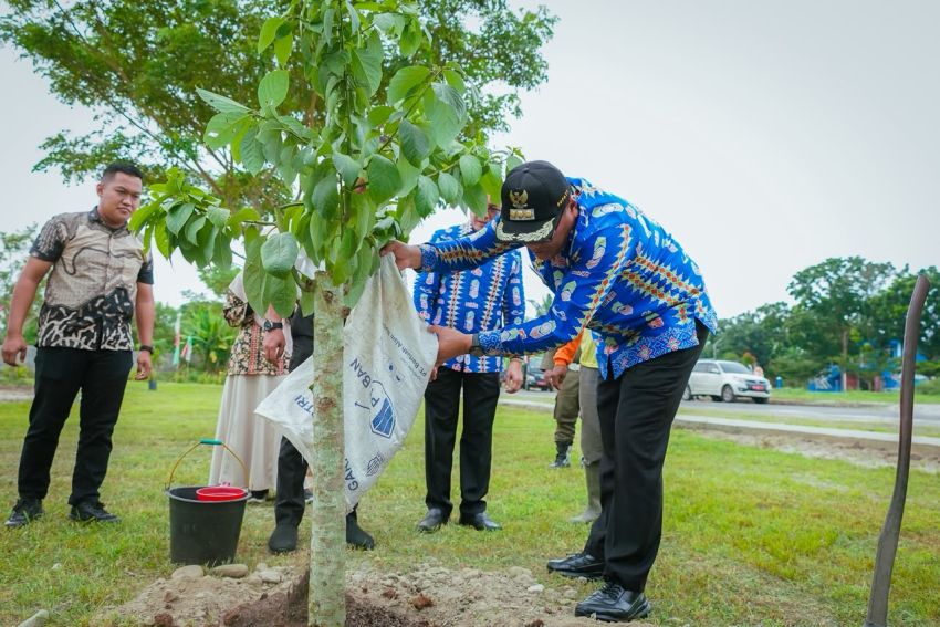 Bupati Deliserdang Awali Penanaman Bibit Pohon Pengganti Karangan Bunga HUT ke-81