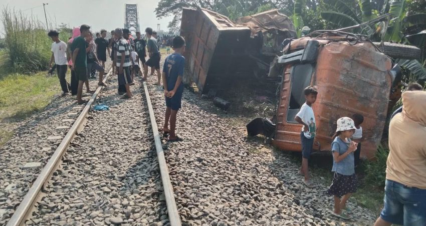 Dump Truk Tertabrak KA Putri Deli di Perlintasan Tanpa Plang Perbaungan, Sopir Tewas