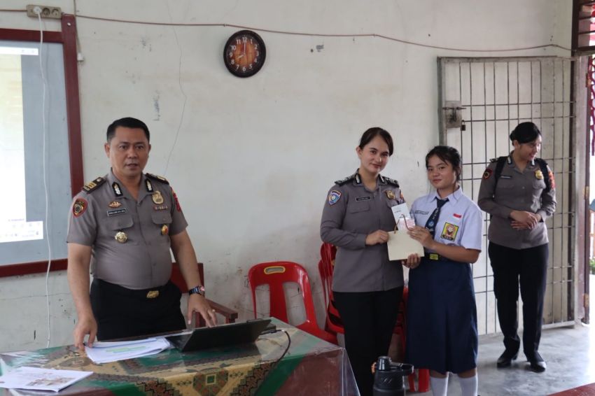 Polwan Polres Nias Edukasi Pelajar di SMPN 1 Gunungsitoli