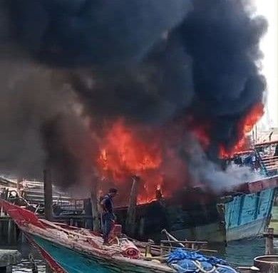 Kapal Pukat Teri di Pelabuhan Perikanan Belawan Terbakar