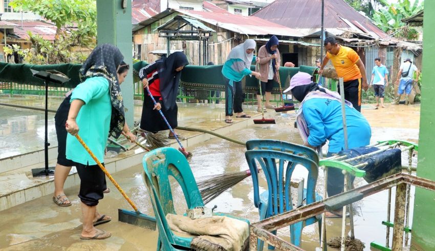 Pemkab Simalungun Bersama TNI, Polri dan Warga Gotong Royong Bersihkan Material Lumpur