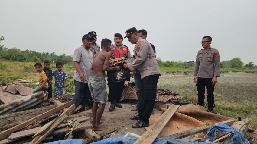 Polsek Lima Puluh Bantu Warga Korban Angin Kencang