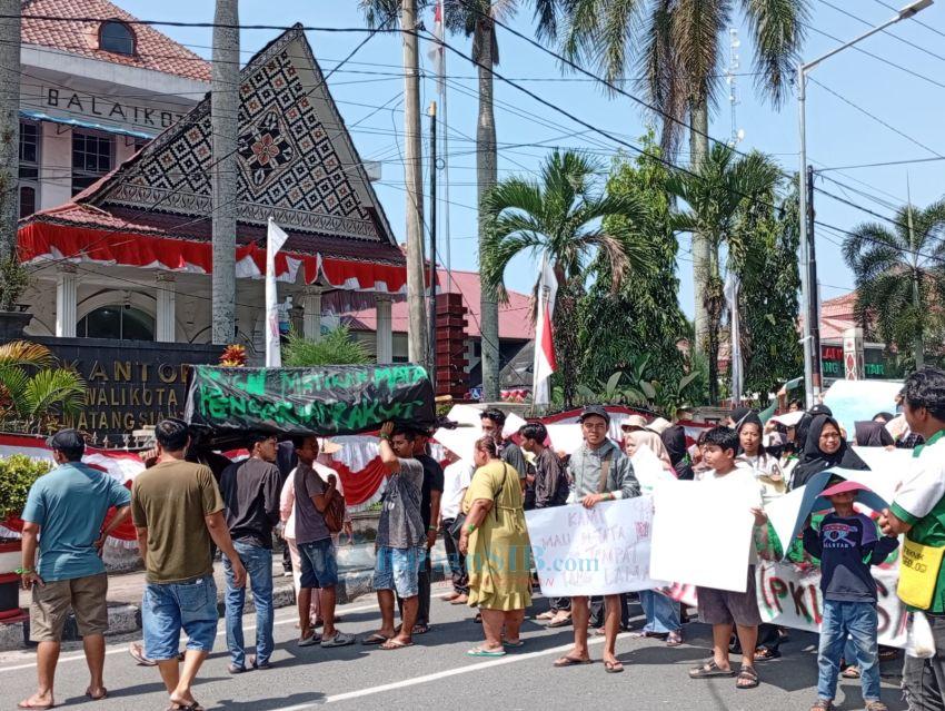 Bawa Keranda Mayat, Ratusan PKL Siantar Turun ke Jalan Tolak Relokasi