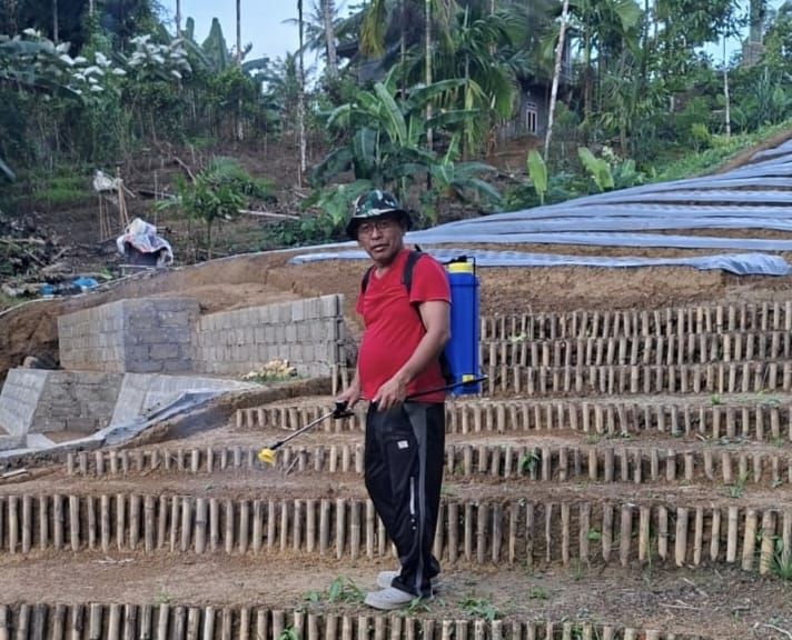 Jabatan Politik Hanya Sementara, Ketua DPRD Nias Tetap Aktif Bertani