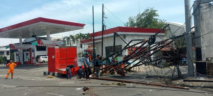 &lrm;Medan Diterjang Cuaca Ekstrem, Pohon hingga Tiang Baliho Bertumbangan