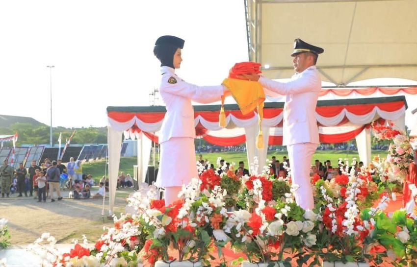 Wabup Labura Pimpin Penurunan Bendera HUT ke-81 RI