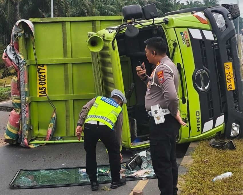 Hindari Genangan Air, Truk Tronton Terguling di Jalinsum Sergai