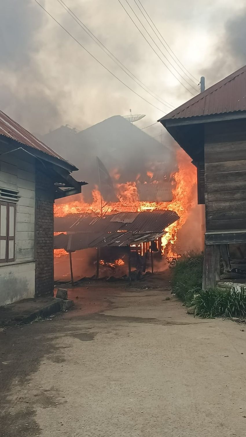 Lima Rumah Kayu Terbakar di Desa Kuala, Kerugian Diperkirakan Rp850 Juta