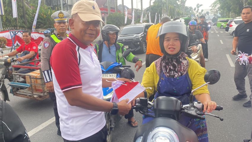 Polres Pematangsiantar Bagikan Bendera Merah Putih ke Pengendara