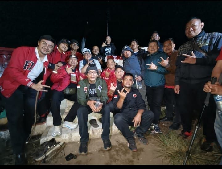 Sambut HUT ke-81 RI, Sekjen DPP PDIP Daki Pusuk Buhit dan Panjatkan Doa untuk Indonesia