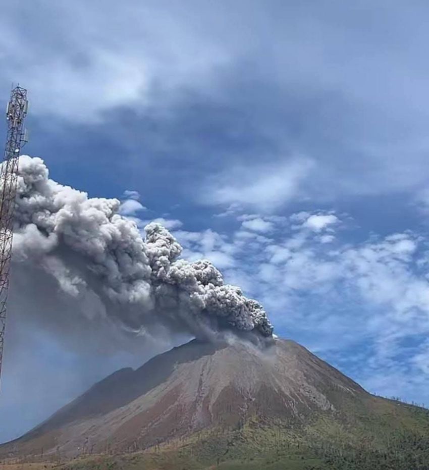 Gunung Sinabung Erupsi, Keluarkan Asap Tebal Tinggi Kolom 3,500 Meter