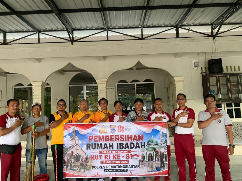 Sambut HUT ke 81 RI, Sat Reskrim Polres Pematangsiantar Bersihkan Rumah Ibadah