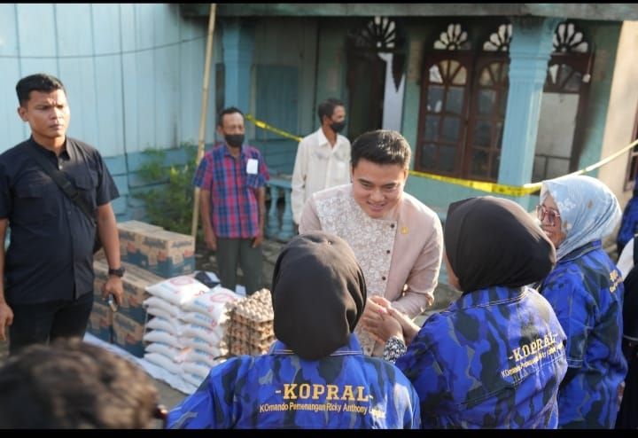 Wakil Ketua DPRD SU Bantu Warga Korban Kebakaran di Secanggang Langkat