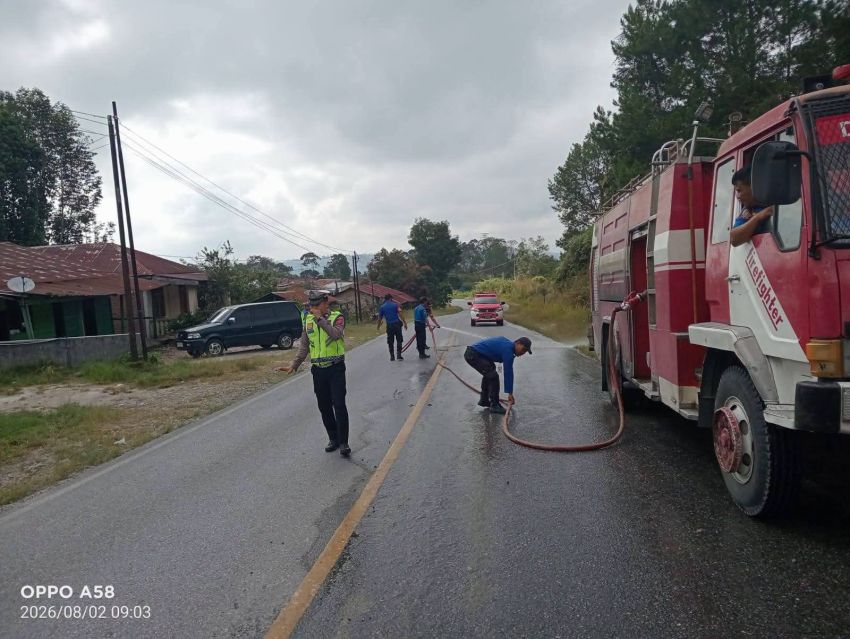 Pemkab dan Polres Humbahas Bersinergi bersama Polres Laksanakan Pembersihan Material di Jalan Raya