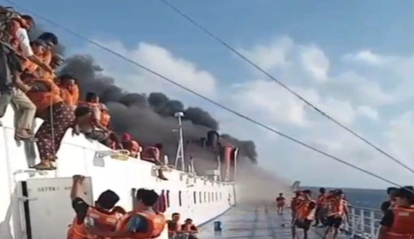 KMP Mutiara Sentosa 2 Terbakar di Laut Madura, 227 Penumpang Selamat, Lima Tewas