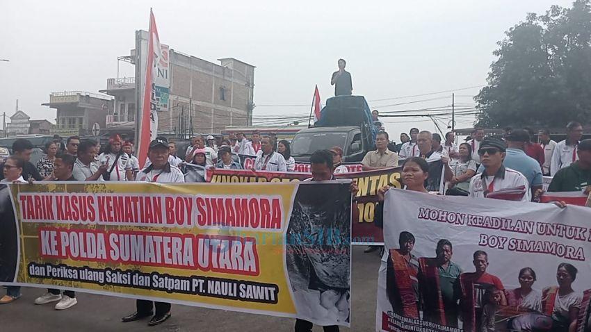 Ratusan Anggota HBB dan TGAPH&K Geruduk Polda Sumut Desak Ambil Alih Kasus di Polres Tapteng dan Sergai