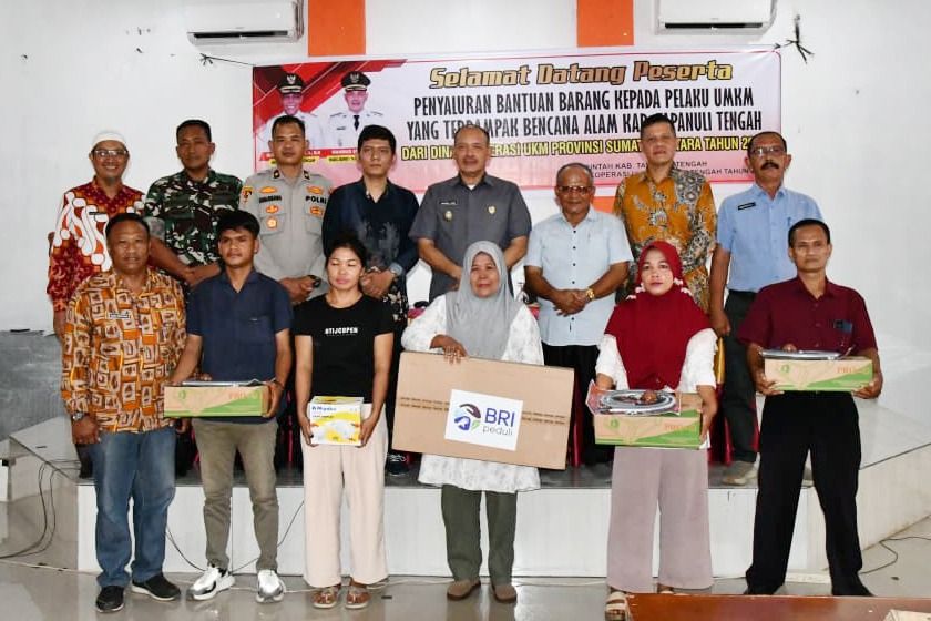 Pemkab Tapteng Serahkan Bantuan Pemprovsu Bagi Pelaku UMKM
