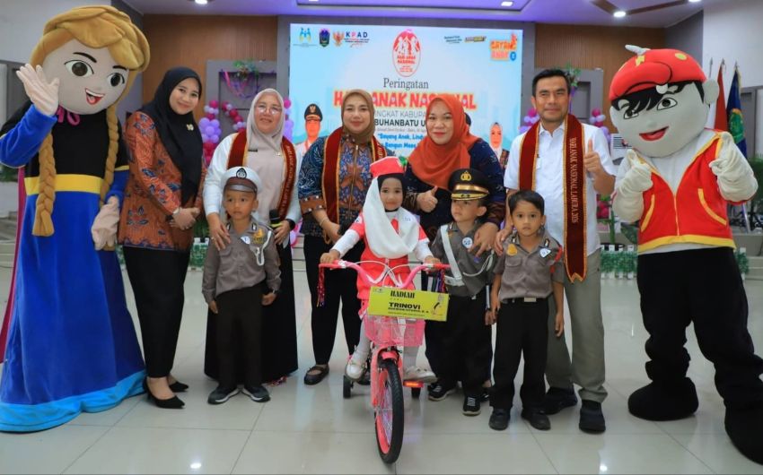 Peringati Hari Anak Nasional, Anggota DPR RI Novi Sitorus Serahkan Enam Sepeda untuk Anak Berprestasi