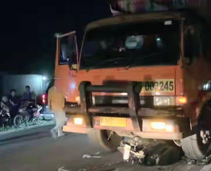 Vario Bonceng Tiga Disambar Truk Tronton di Jalinsum Batubara