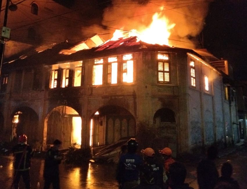 Malam Minggu Kelabu, Kebakaran Hebat Hanguskan 5 Ruko di Jalan Bandung Pematangsiantar