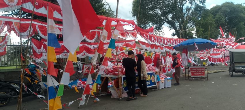 Jelang HUT ke-81 RI, Pedagang Bendera di Medan Keluhkan Sepinya Pembeli