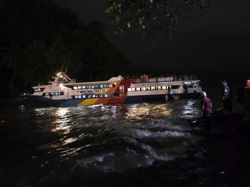 Kapal Cepat Mentawai Fast 01 Kandas Dihantam Badai di Muara Padang, 306 Penumpang dan Kru Selamat