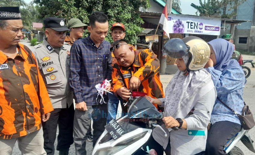 Sambut HUT ke-81 RI, PP Bandarkhalifah Bagikan Bendera Merah Putih ke Pengendara