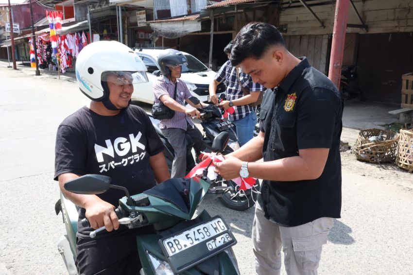 Semarak HUT ke-81 Kemerdekaan RI, Sat Intelkam Polres Nisel Bagikan Bendera Merah Putih kepada Pengendara