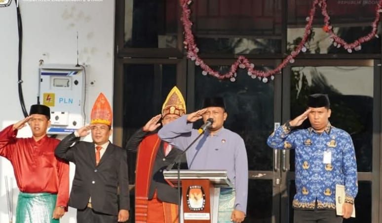 Bambang Desriandi Pimpin Upacara HUT ke-81 RI di Kantor KPU Labura