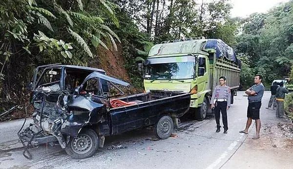 Rem Blong Picu Kecelakaan Beruntun Lima Kendaraan di Pasaman, Satu Truk Masuk Jurang