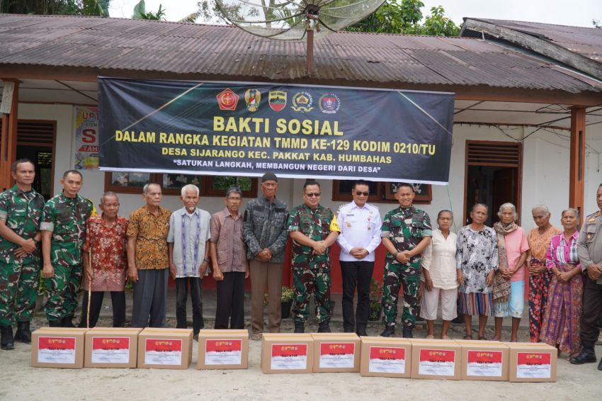 Tim Wasev Mabes TNI Salurkan Bingkisan Tali Asih untuk Warga Desa Sijarango di Sela Evaluasi TMMD Ke-129