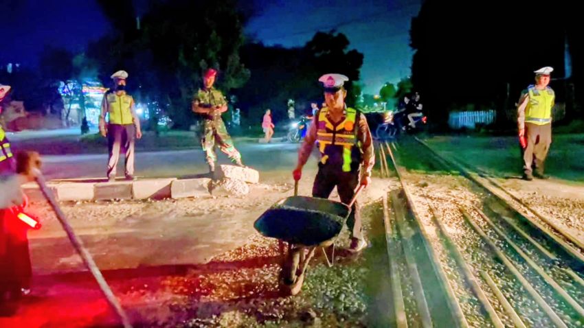 Polres Belawan dan Kodaeral I Perbaiki Jalan Rusak di Lintasan KA Kampung Salam