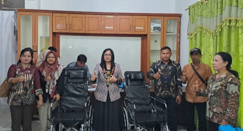 Dua Warga Dolokmerawan Terima Bantuan Kursi Roda dari Pemkab Sergai