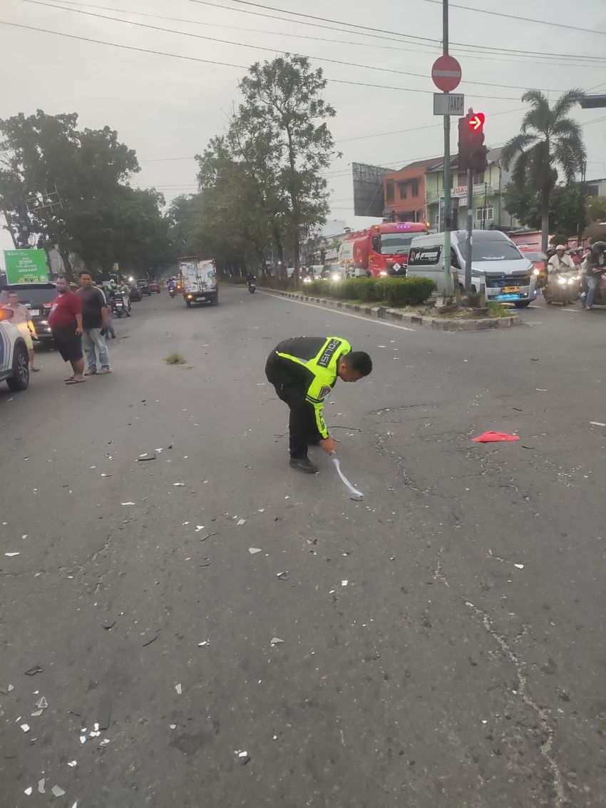 Mobil Tabrak Sepeda Motor di Lampu Merah Ngumban Surbakti, Wanita 51 Tahun Tewas