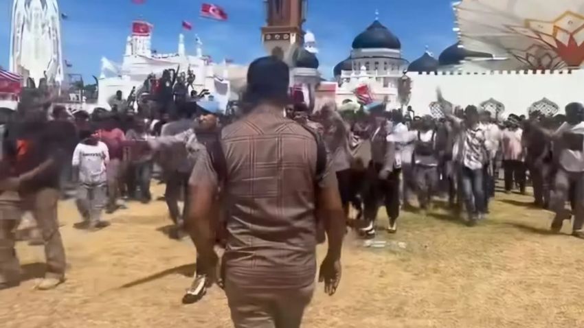 Bentrokan Pecah di Hari Damai Aceh Dipicu Pengibaran Bendera Bulan Bintang, Massa Lempari Polisi dengan Batu