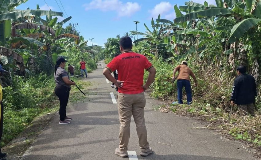 Camat Gido Pimpin Gotong Royong Bersihkan Jalan di Somi