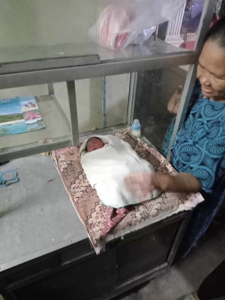 Geger, Bayi Laki-laki Ditemukan di Atas Steling Dagangan Warga
