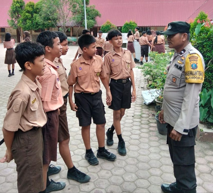 Bhabinkamtibmas Polsek Siantar Timur Ingatkan Siswa SMPN 1 Jauhi Kenakalan Remaja