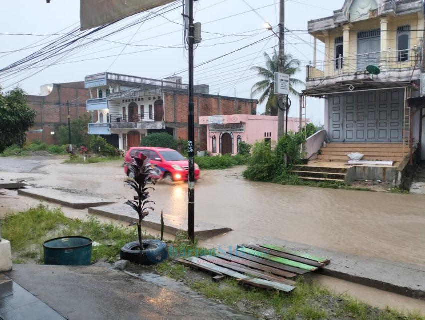 Hujan Deras Guyur Samosir, Jalan Dr Hadrianus Sinaga Terendam Banjir