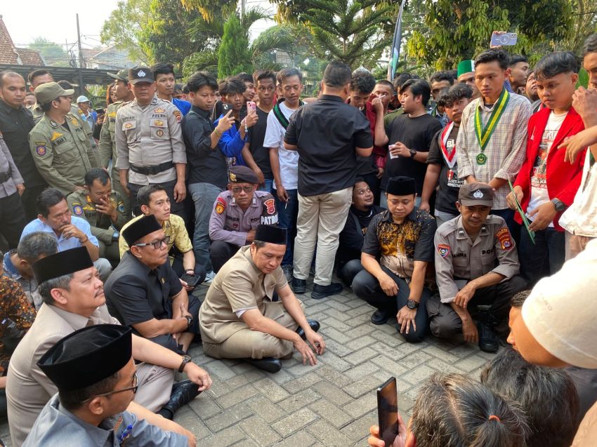 Aksi Mahasiswa di DPRD Pandeglang Ricuh, Tuntut Anggaran DPRD Rp1,1 Miliar Dihapus