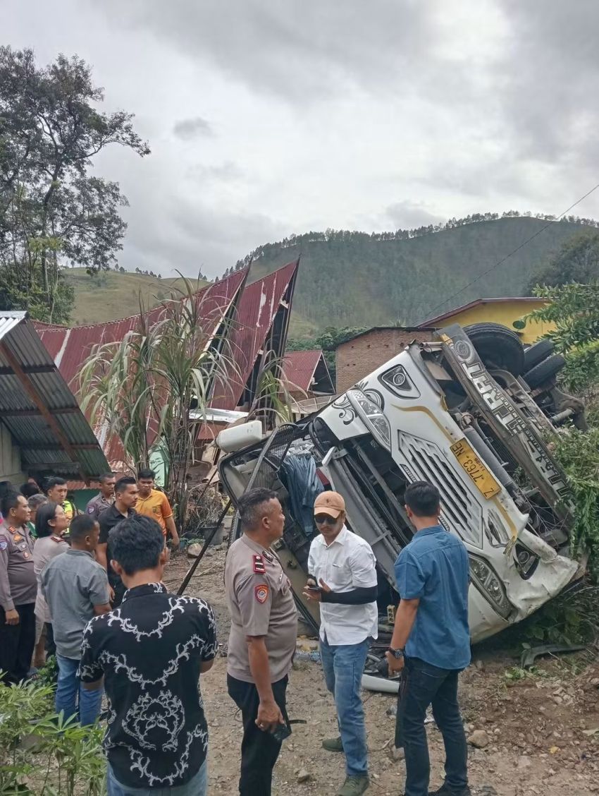 Bus Pariwisata Bawa Rombongan STM Satahi Kisaran Jatuh ke Jurang di Samosir, 3 Orang Alami Patah Tulang