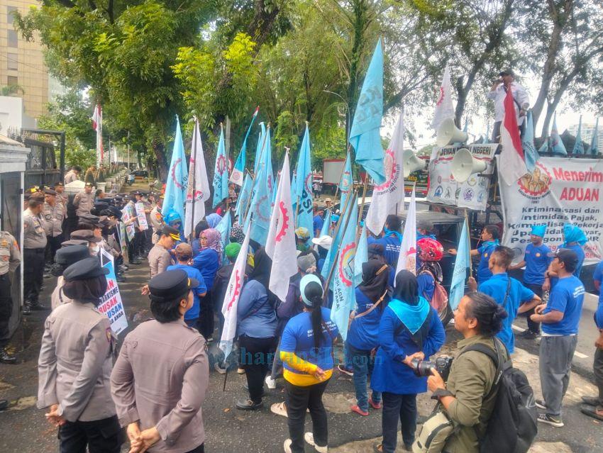 Massa KSPI Sumut "Kepung" Gedung DPRD Sumut, Sampaikan 10 Tuntutan