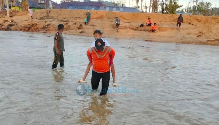 Jembatan Rambing di Borotan Terputus, Siswa Digendong Seberangi Sungai