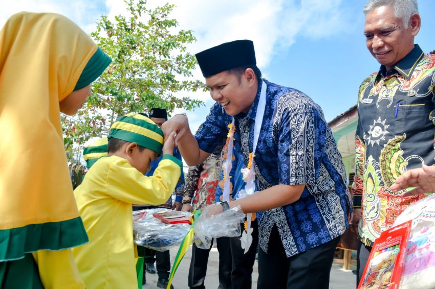 Wabup Sergai Serahkan Bantuan Perlengkapan Sekolah ke Peserta Didik di Seirampah