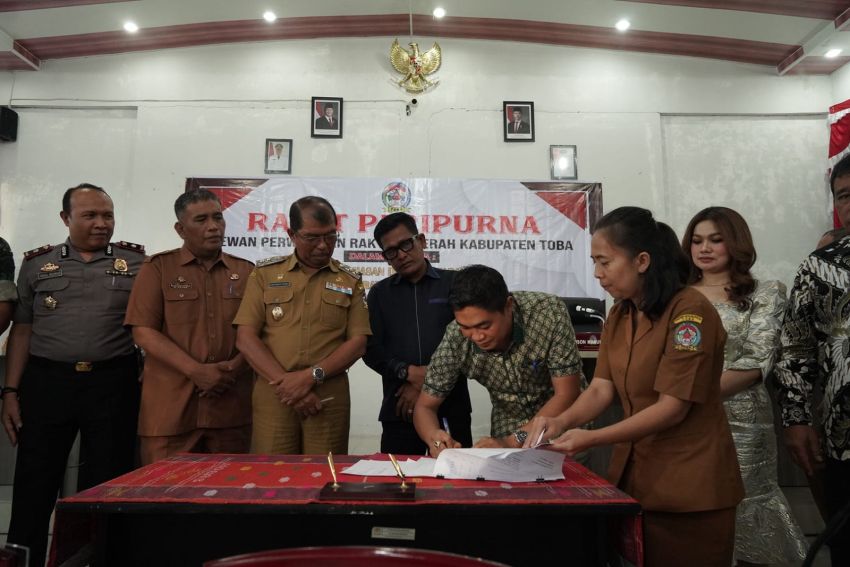 DPRD Toba Sahkan Ranperda Perubahan APBD TA 2026 Menjadi Perda
