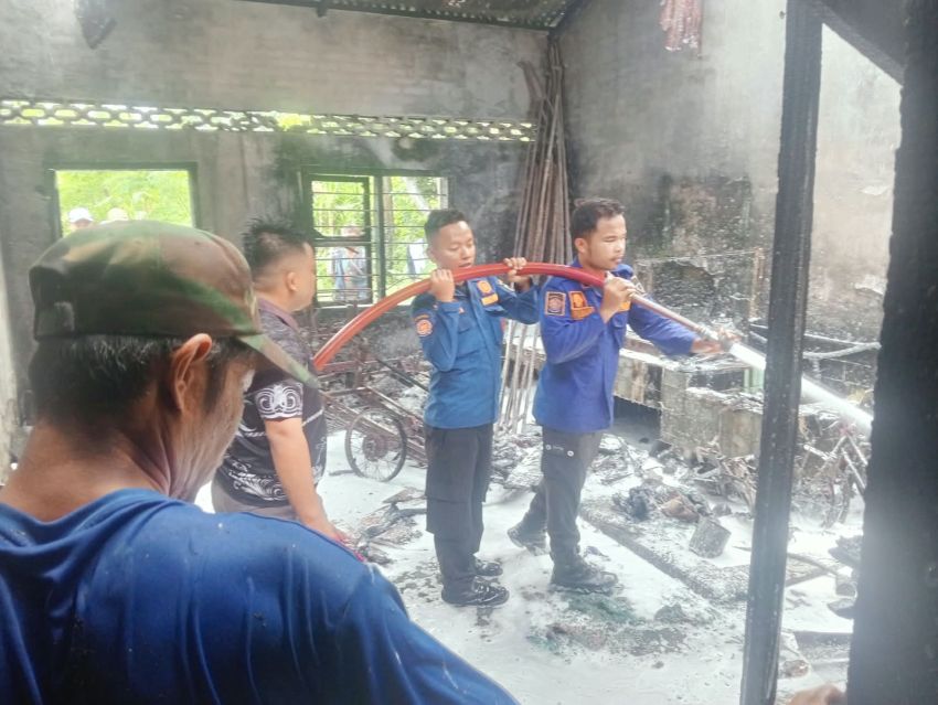 Diduga Akibat Obat Nyamuk Bakar, Rumah Warga di Indrapura Terbakar