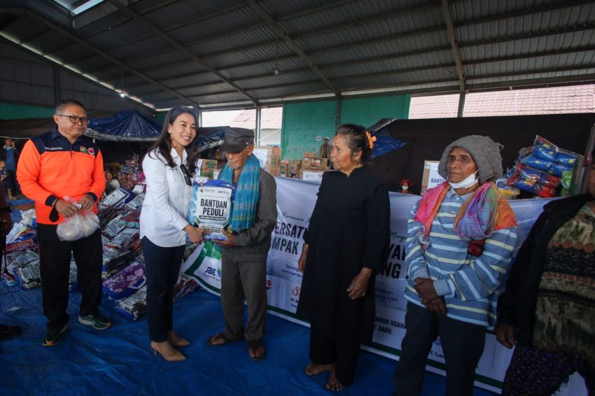 Forum TJSLBU Karo Salurkan Bantuan ke Pengungsi Sinabung